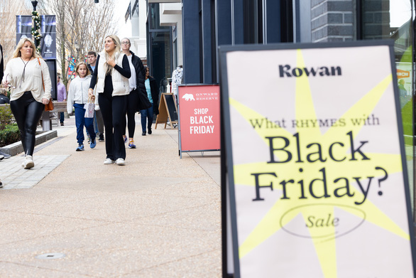 Lạm phát khiến người tiêu dùng Mỹ chùn bước trong ngày mua sắm Black Friday